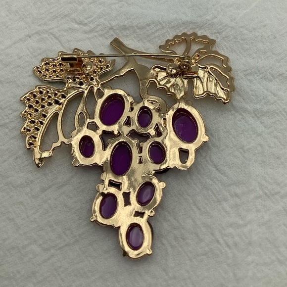 Ripe off the Vine Large Grape Brooch - Picture 3 of 3
